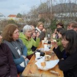 Une table, des bancs, une soupe, tout simplement